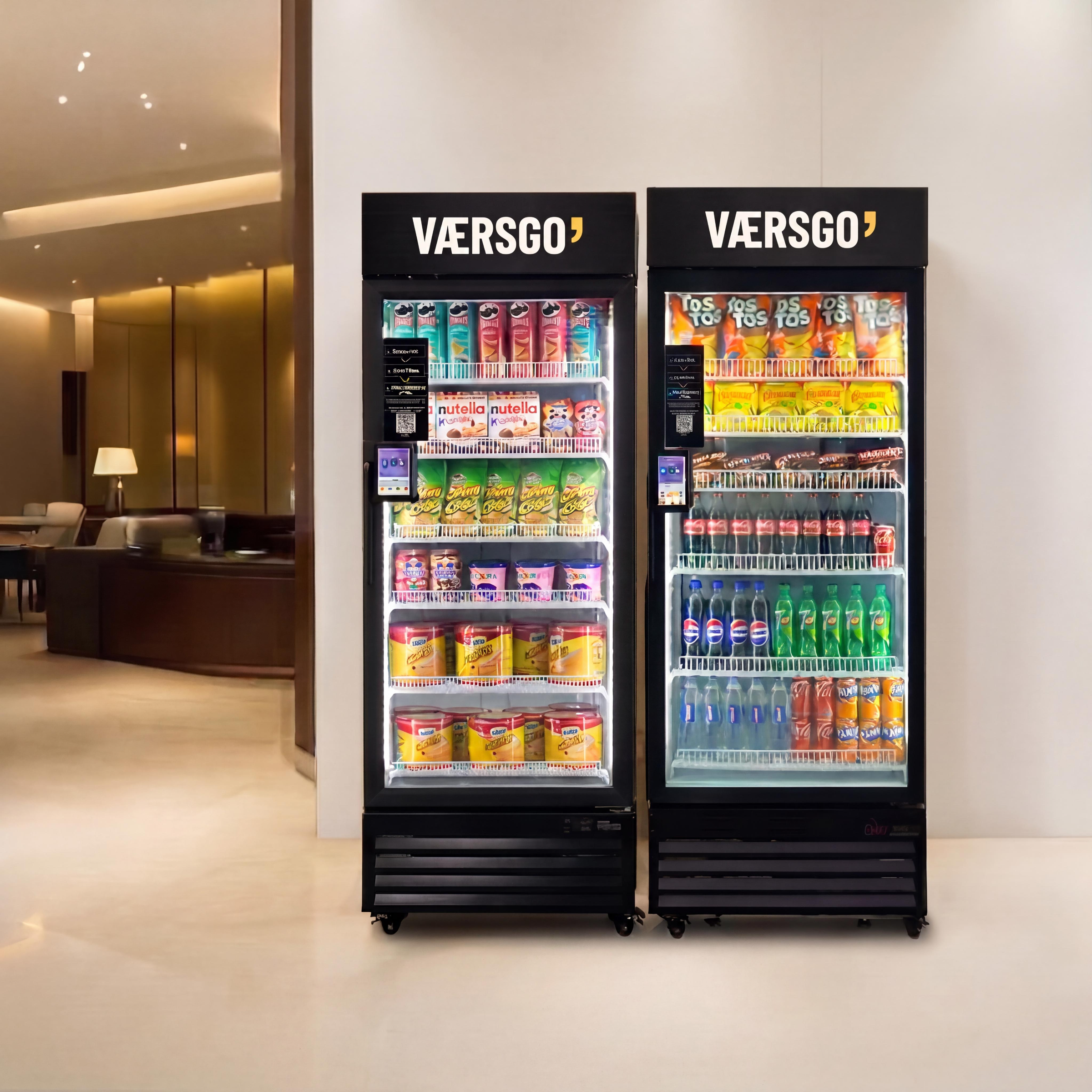 To Værsgo'-butikker med glasdør i en lobby