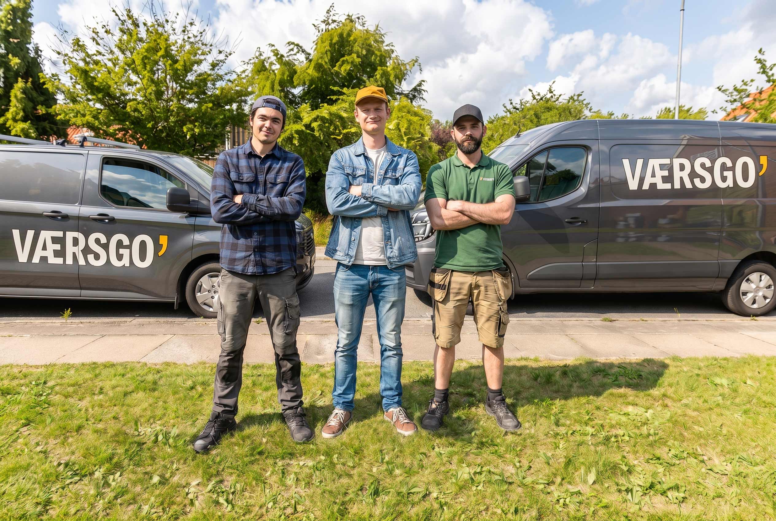 Tre medarbejdere fra Værsgo' foran to servicebiler